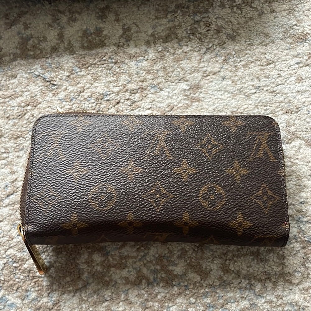 Authentic Louis Vuitton LARGE size wallet.